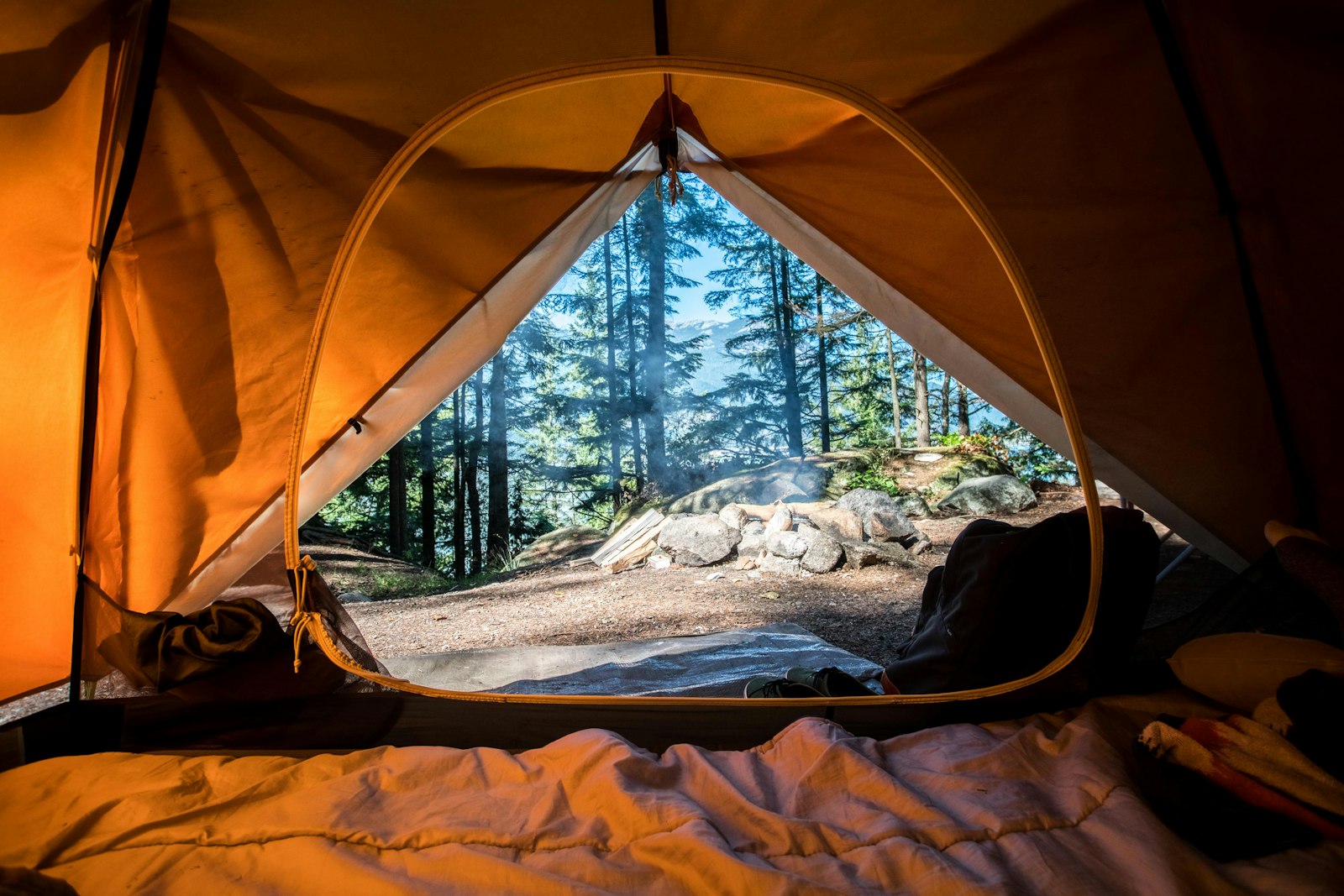 Tente installée sous les arbres